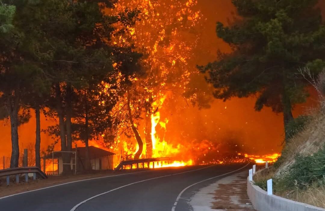 Κόλαση φωτιάς στην Κύπρo με δύο νεκρούς: Συνεχείς εκκενώσεις, καίγονται σπίτι – Βοήθεια από Ισπανία και Ιορδανία