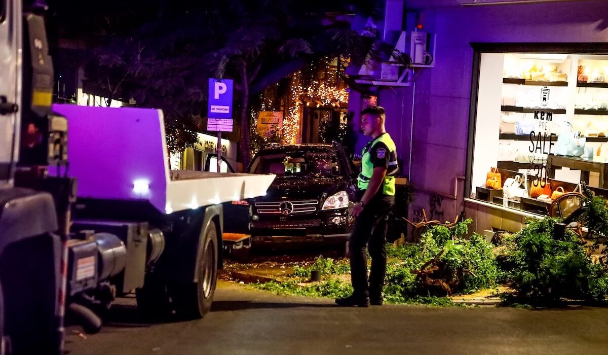 Αυτοκίνητο Τζιπ Κολωνάκι Εστιατόριο