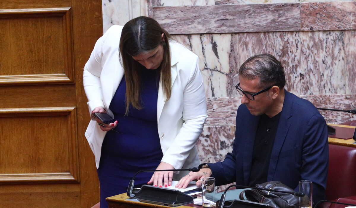 Νέα χυδαία επίθεση της Ζωής για να υπερασπιστεί τον Καραναστάση: «Γυμνοσάλιαγκας» και «λέσι» ο Λαζαρίδης