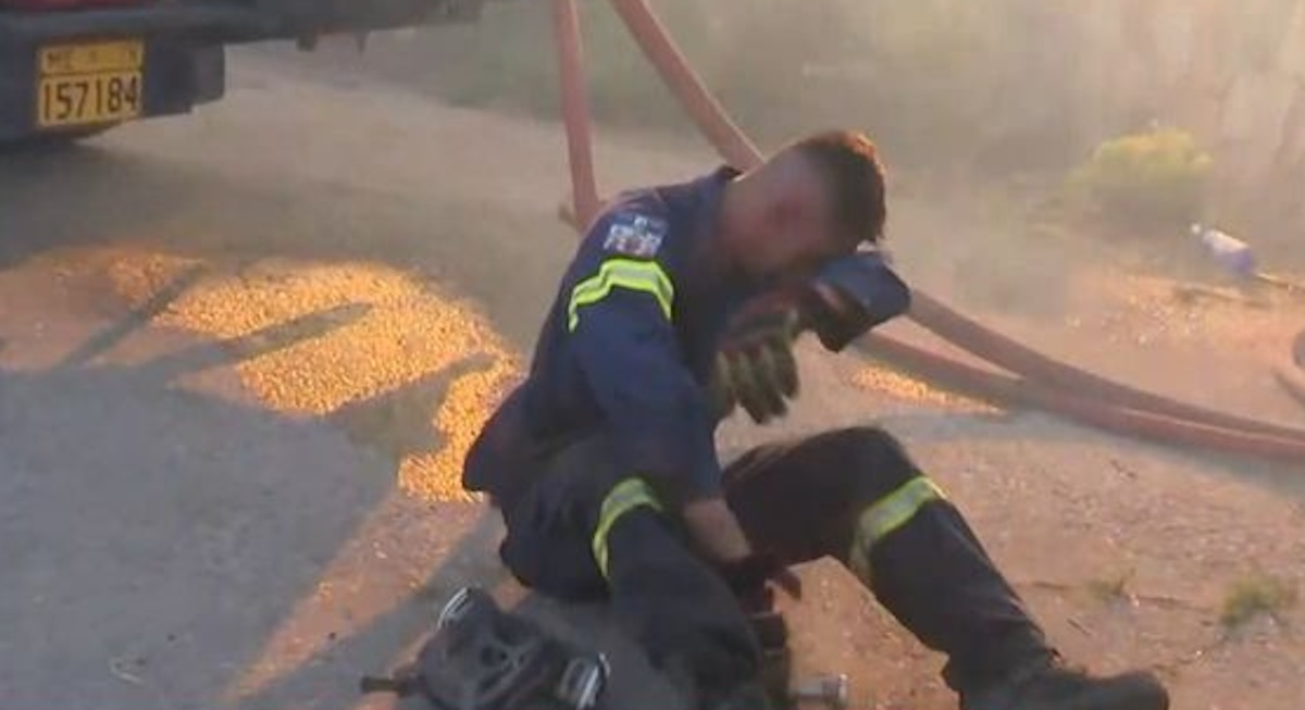 Βίντεο με εθελοντή πυροσβέστη να καταρρέει ενώ η φωτιά τυλίγει σπίτια στο Κρυονέρι