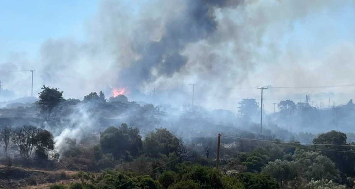 Φωτιά στα Κύθηρα: Επιχείρηση απεγκλωβισμού πολιτών από παραλία