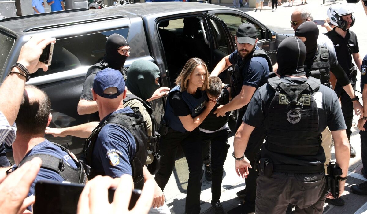 Έφτασε στα δικαστήρια της Πάτρας η Μουρτζούκου – «Φόνισσα, φόνισσα» φώναζαν οι συγκεντρωμένοι (Βίντεο)