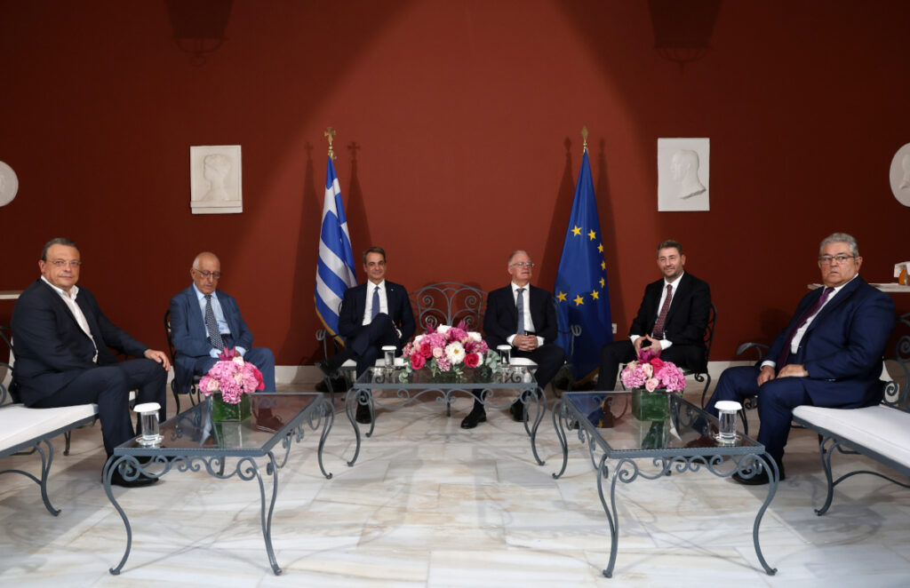 Ψυχρό κλίμα και παγωμένα χαμόγελα στο Προεδρικό – Τα πηγαδάκια, οι απουσίες και οι παρουσίες που ξεχώρισαν (Εικόνες, Βίντεο)