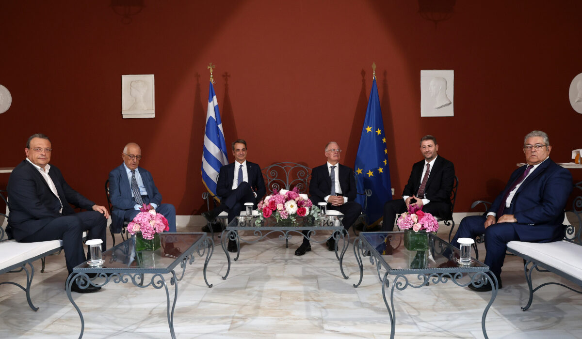 Ψυχρό κλίμα και παγωμένα χαμόγελα στο Προεδρικό – Τα πηγαδάκια, οι απουσίες και οι παρουσίες που ξεχώρισαν (Εικόνες, Βίντεο)