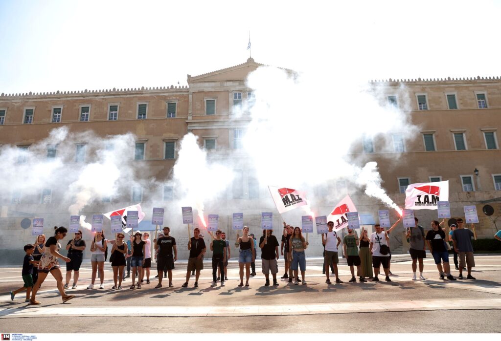 Συλλαλητήριο φοιτητών στο Σύνταγμα – Διαμαρτυρία μπροστά από τη Βουλή (βίντεο)