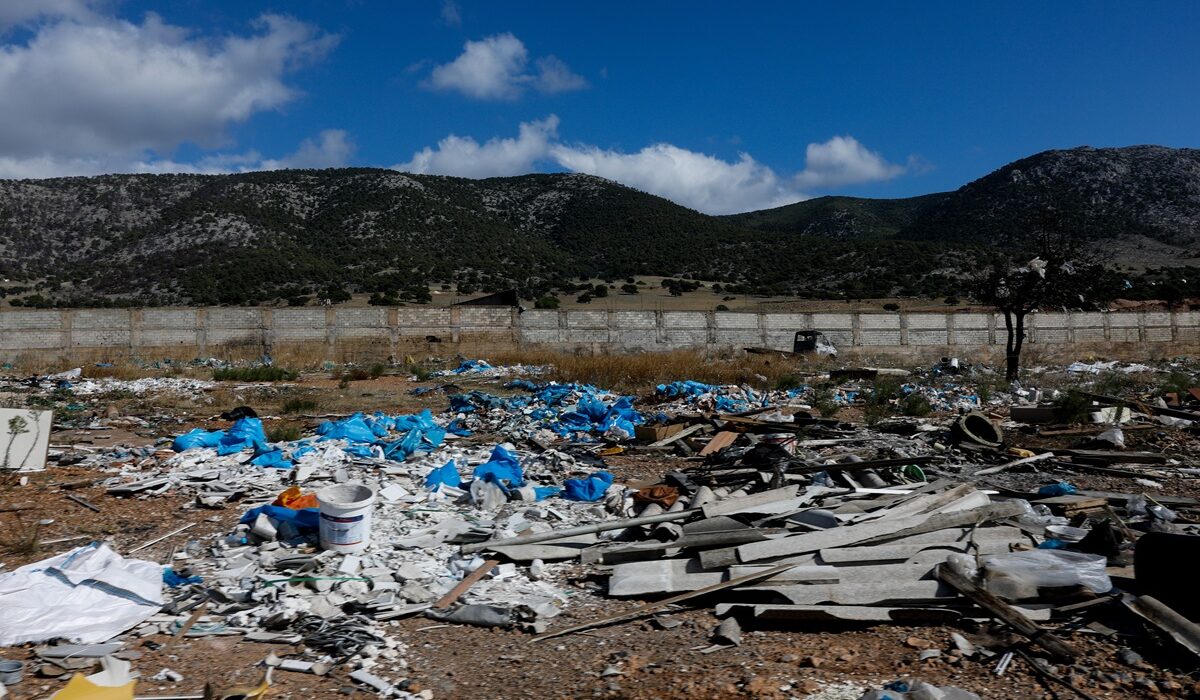Χαλκιδική: Τέσσερις συλλήψεις για πεταμένα μπάζα και επικίνδυνα απόβλητα σε παλιό λατομείο