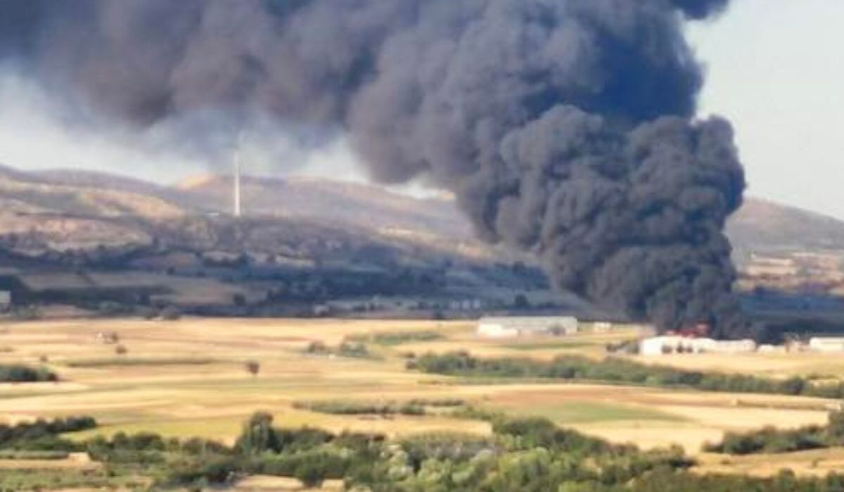 Δυστοπικό τοπίο από τους τοξικούς καπνούς στην Αλεξανδρούπολη – Η φωτιά μπορεί να καίει για μέρες (βίντεο)