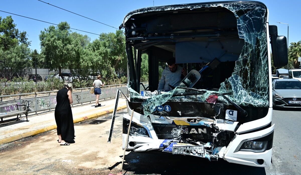 Βούλα - Τροχαίο: Σύγκρουση λεωφορείων με 32 τραυματίες