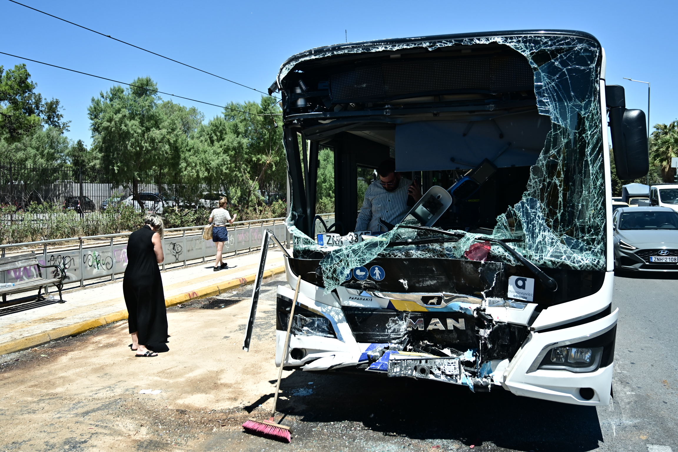 Βούλα - Τροχαίο: Σύγκρουση λεωφορείων με 32 τραυματίες