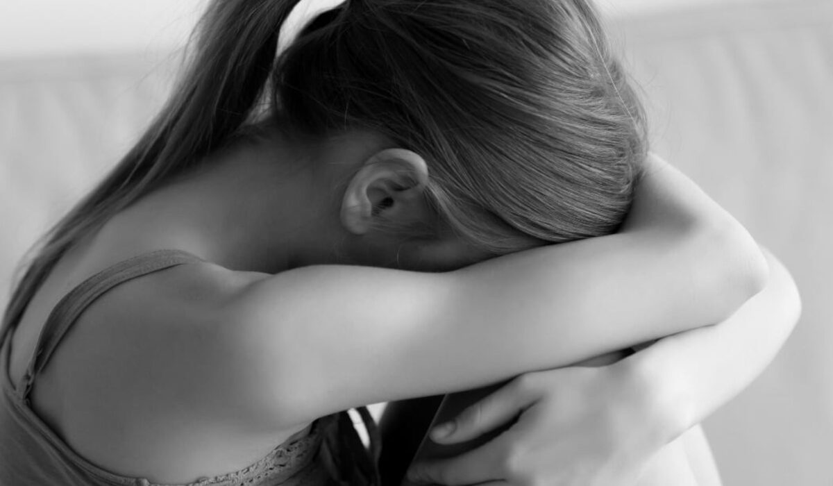 Φρίκη με τον βιασμό της 14χρονης στον Πειραιά: «Ήμουν γεμάτη αίματα – Με απείλησαν να μην μιλήσω»