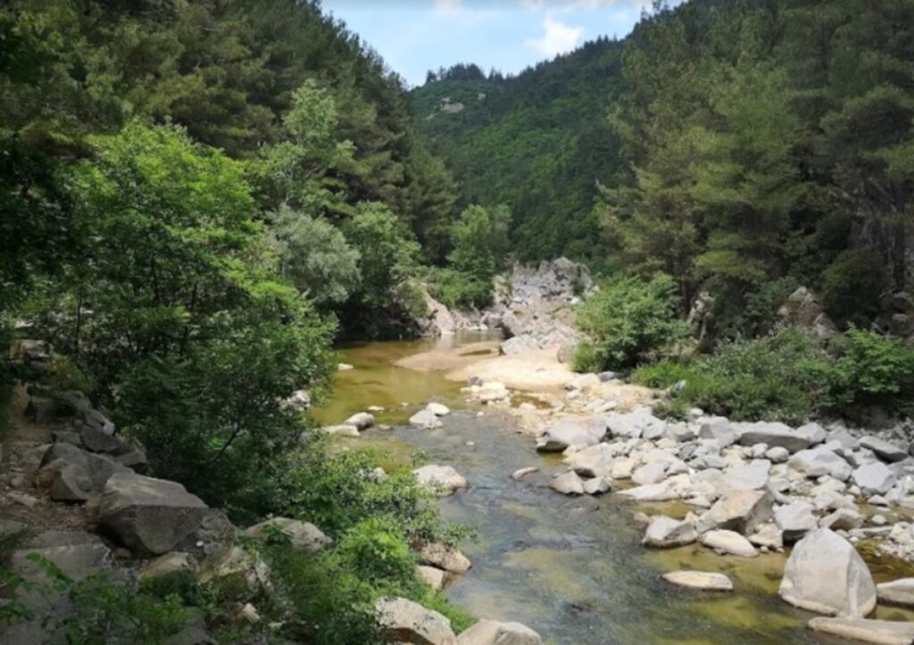 Ξάνθη: Τι εξετάζεται για την τραγωδία με τους δύο νεκρούς 16χρονους – Βρέθηκαν σφηνωμένοι κάτω από βράχο