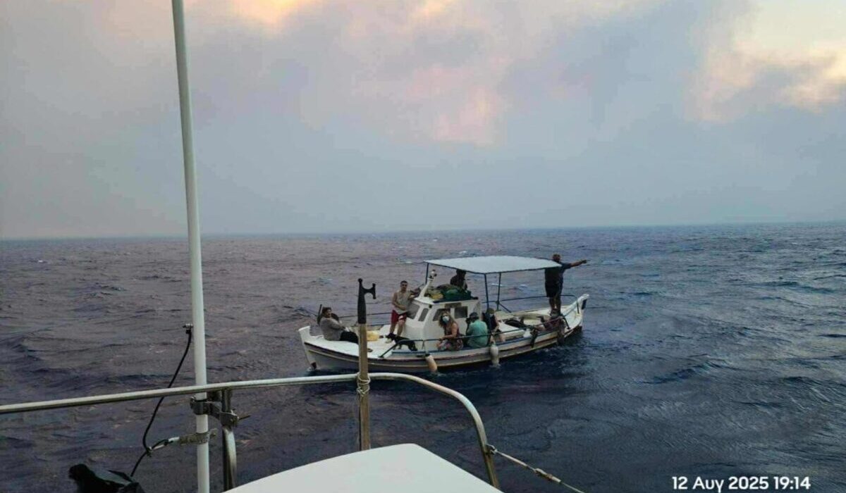 Φωτιές: Συγκλονιστικές εικόνες από τον απεγκλωβισμό πολιτών από παραλίες της Χίου