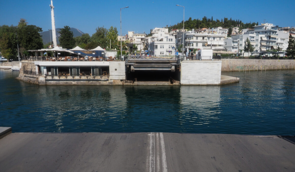 Χαλκίδα: Στην κυκλοφορία η γέφυρα για ΙΧ αλλά «κόλλησε» – Δεν ανοίγει για τα πλοία