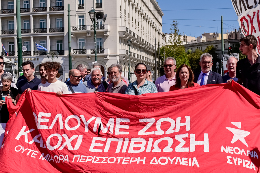 Συγκέντρωση στο Σύνταγμα των δημοσίων υπαλλήλων για το πειθαρχικό δίκαιο (Βίντεο και Εικόνες) 3 Συγκέντρωση στο Σύνταγμα των δημοσίων υπαλλήλων για το πειθαρχικό δίκαιο (Βίντεο και Εικόνες)