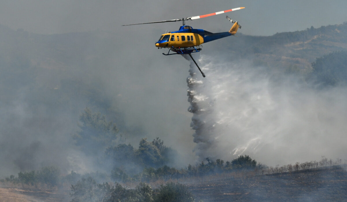 Φωτιά τώρα στον Ασπρόπυργο - Σηκώθηκαν 2 ελικόπτερα