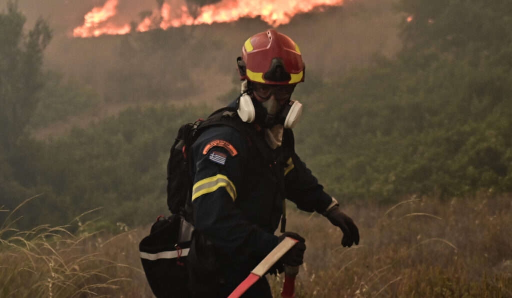 Φωτιά τώρα στην Άρτα - Ήχησε το 112 για εκκένωση (βίντεο)