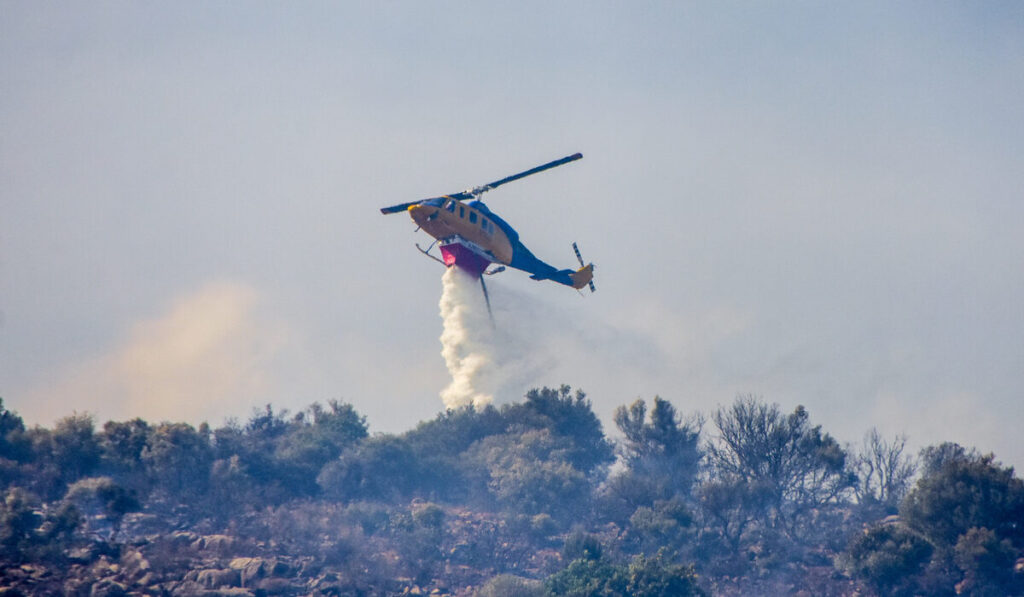 Φωτιά τώρα στον Άγιο Στέφανο - Στη μάχη 3 ελικόπτερα (βίντεο)