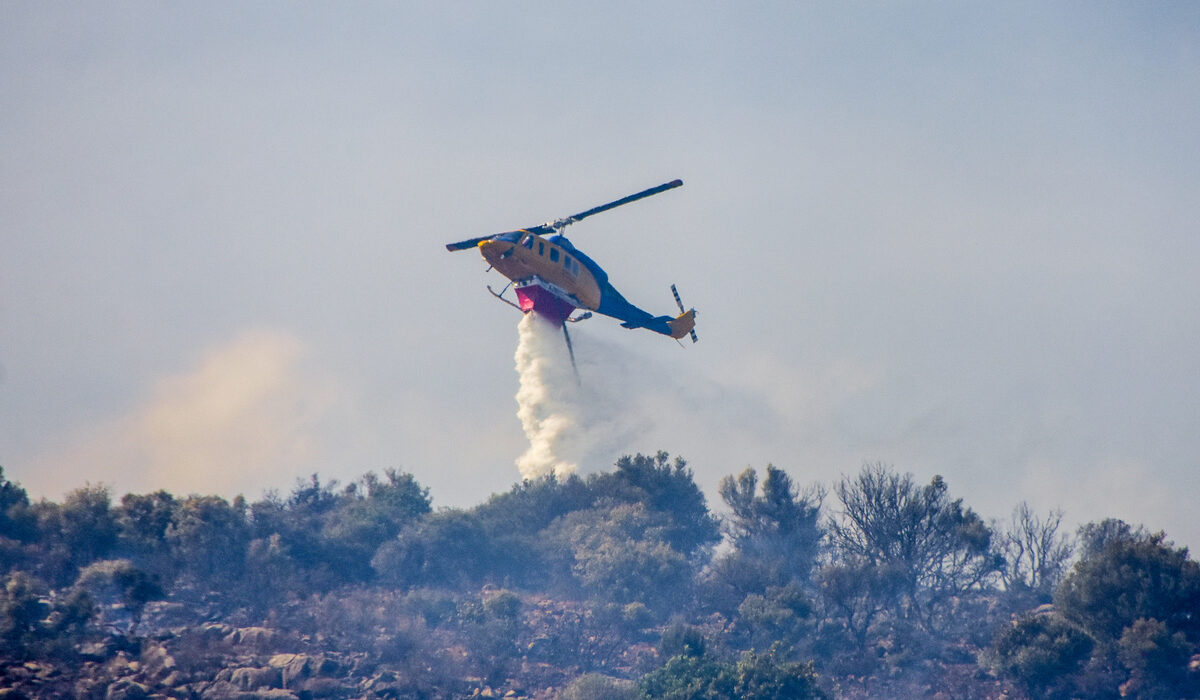 Φωτιά τώρα στον Άγιο Στέφανο - Στη μάχη 3 ελικόπτερα (βίντεο)