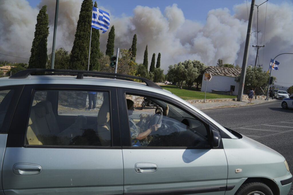 Κυκλοφοριακές ρυθμίσεις και κλειστοί δρόμοι λόγω της φωτιάς στην Κερατέα