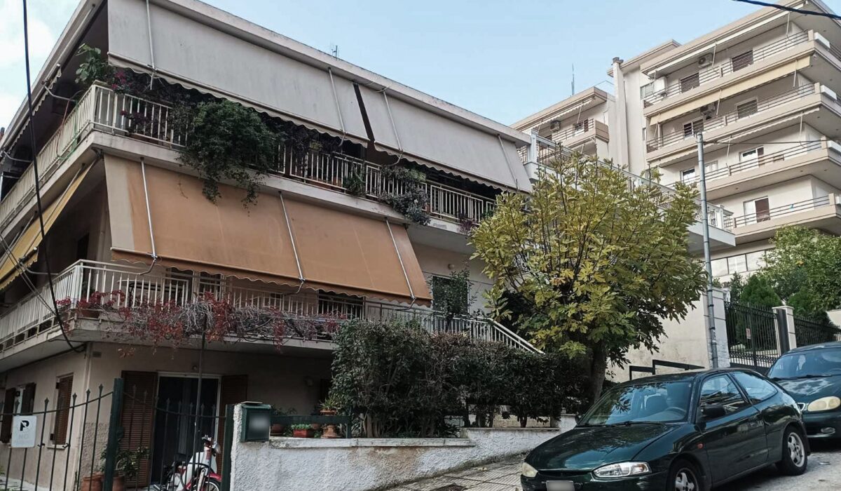 Χολαργός: Ταμπουρωμένος άνδρας που πέταξε μολότοφ – Εκκενώνουν την πολυκατοικία