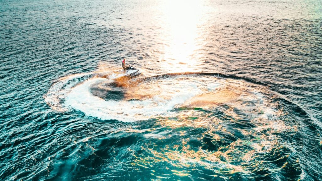 Ατύχημα με jet ski στο Ηράκλειο: Τουρίστρια έσπασε το πόδι της – Δύο συλλήψεις