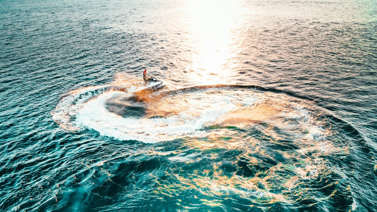 Ατύχημα με jet ski στο Ηράκλειο: Τουρίστρια έσπασε το πόδι της – Δύο συλλήψεις