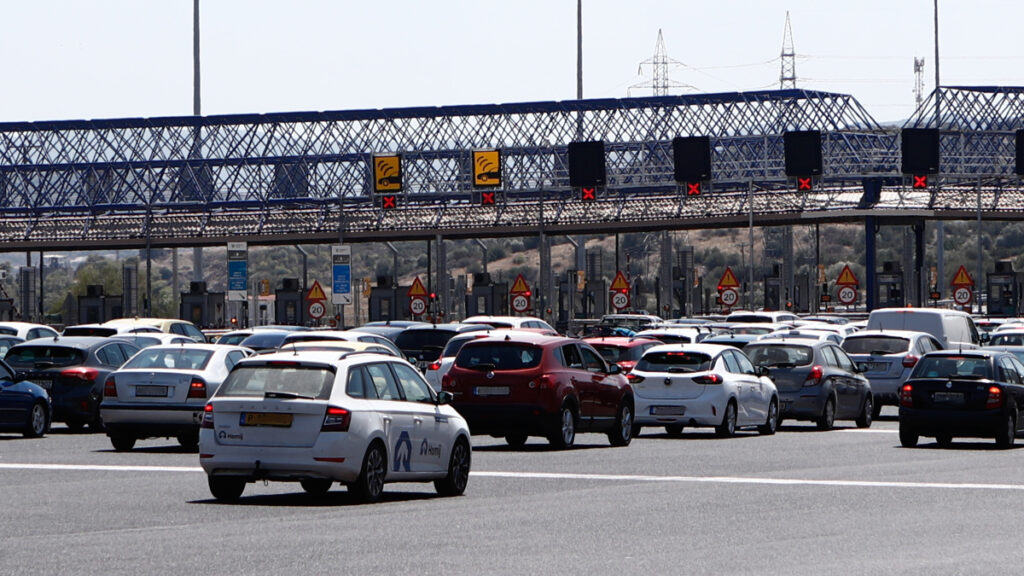 Εγκαταλείπουν την Αθήνα οι αδειούχοι: Αυξημένη κίνηση στα διόδια Ελευσίνας - Τα δύσκολα σημεία