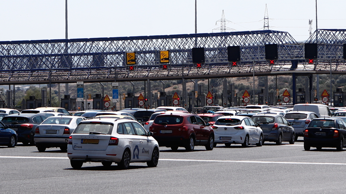 Εγκαταλείπουν την Αθήνα οι αδειούχοι: Αυξημένη κίνηση στα διόδια Ελευσίνας - Τα δύσκολα σημεία