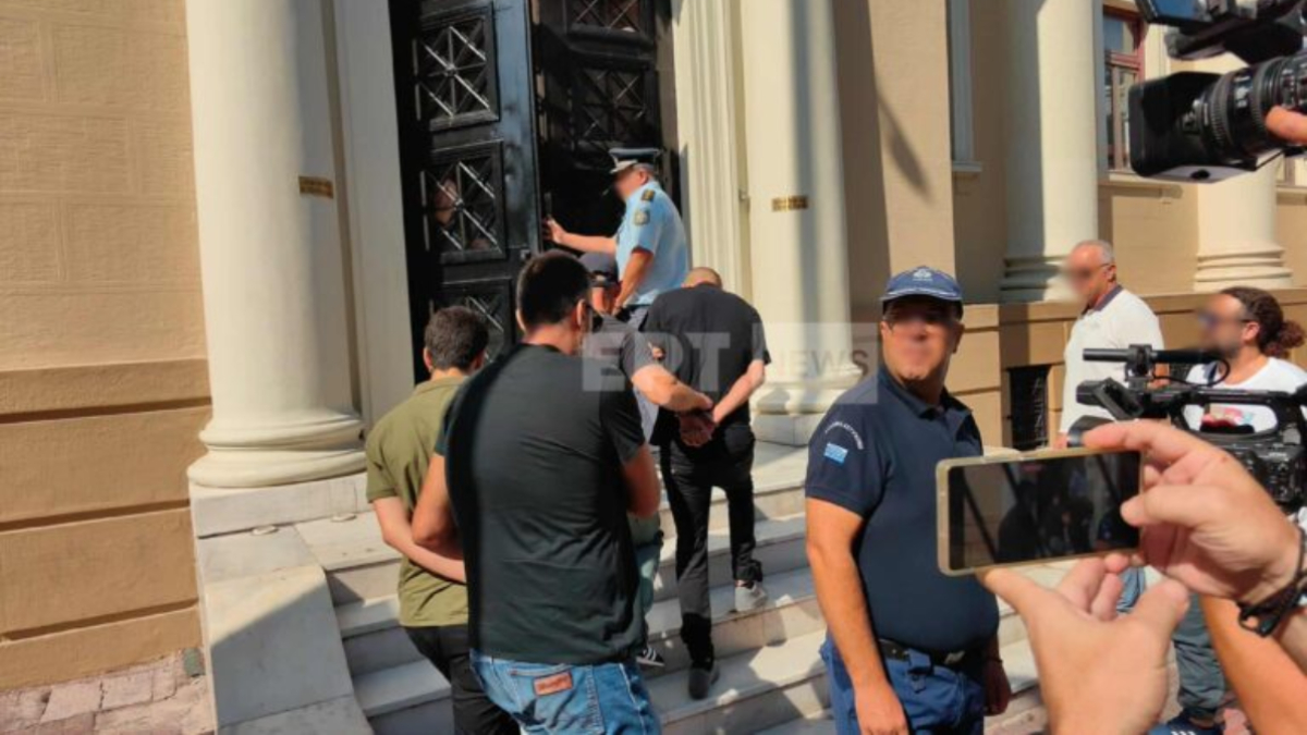 Πάτρα: Στα δικαστήρια ο 19χρονος και ο 27χρονος που κατηγορούνται για εμπρησμό