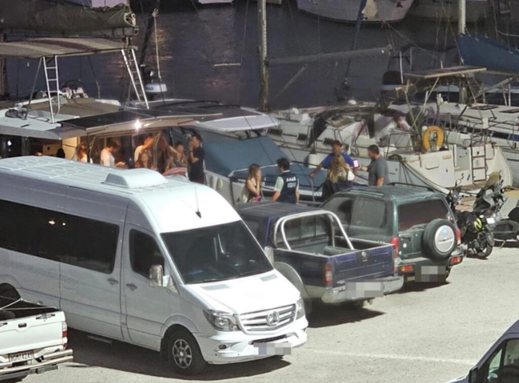 «Απόβαση» ΑΑΔΕ στη Σαντορίνη – Τους βγήκε ξινή η κρουαζιέρα