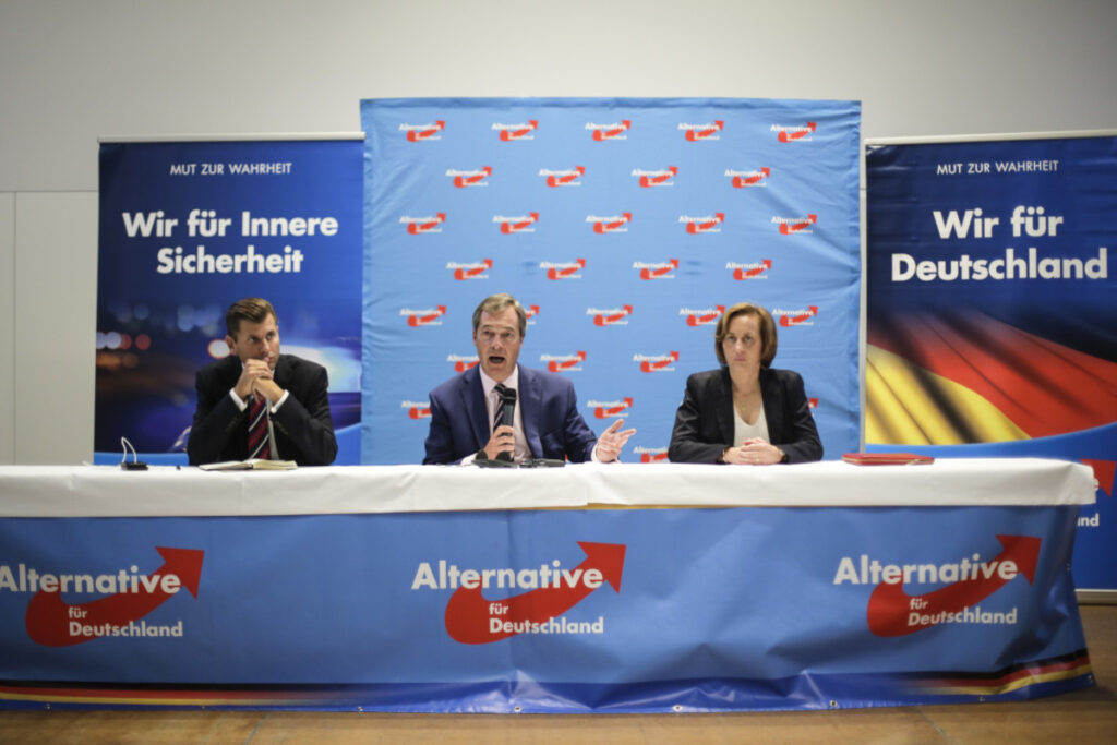 Ο Βρετανός πολιτικός της ακροδεξιάς Νάιτζελ Φάρατζ σε συνέντευξη τύπου του γερμανικού AfD