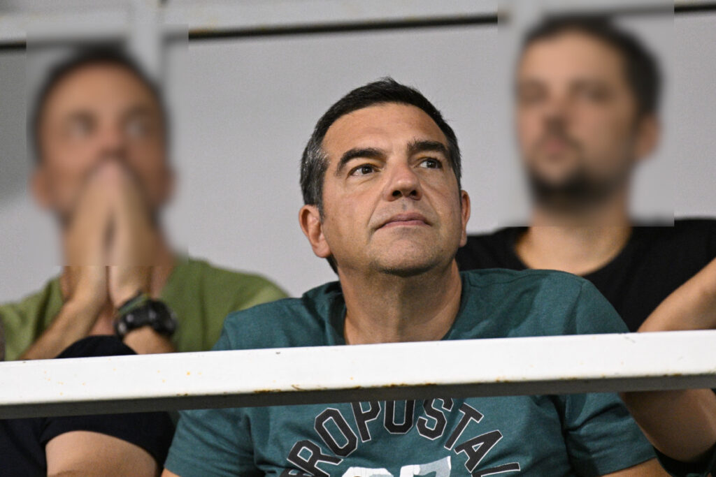 Ο Αλέξης Τσίπρας στο γήπεδο