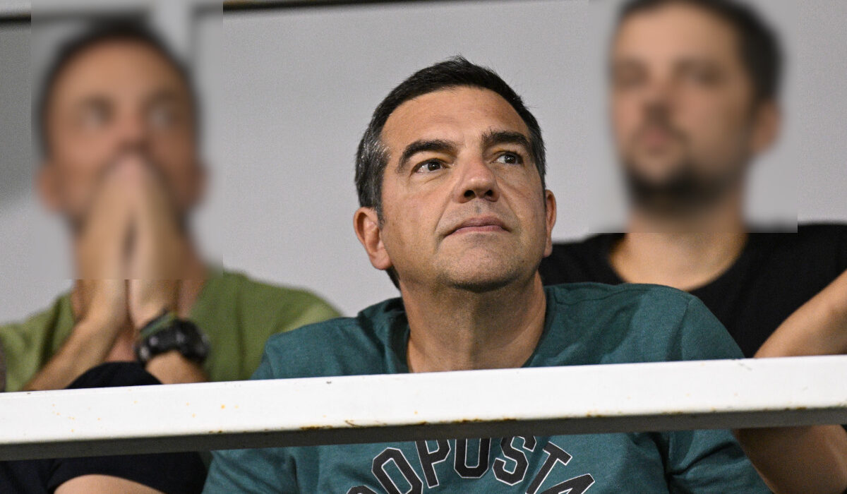 Ο Αλέξης Τσίπρας στο γήπεδο