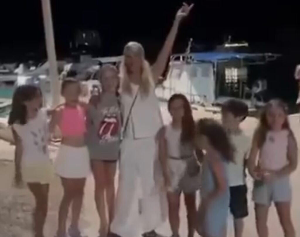 Η Άννα Βίσση έκανε… συναυλία με μικρούς φανς στα Κύθηρα (βίντεο)