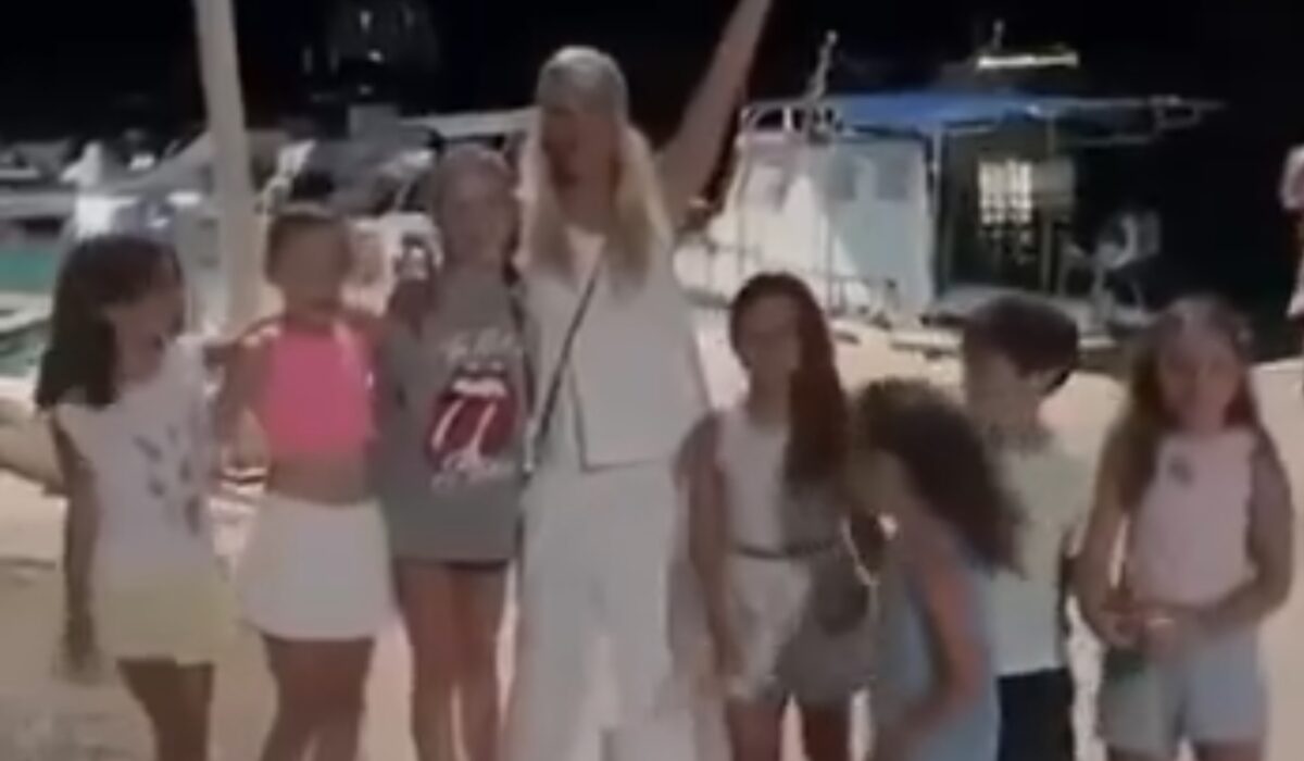 Η Άννα Βίσση έκανε… συναυλία με μικρούς φανς στα Κύθηρα (βίντεο)