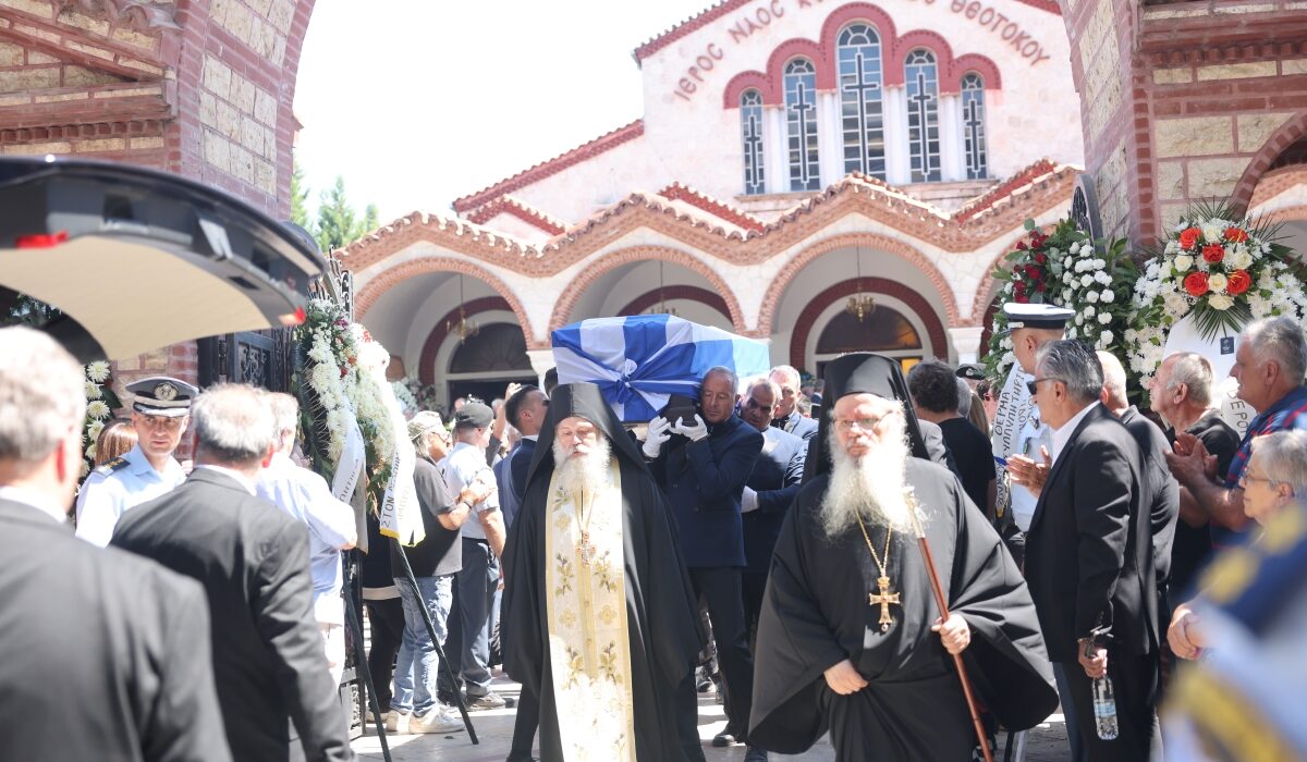 «Ψηλέ θα μας λείψεις»: Το τελευταίο αντίο στον Απόστολο Βεσυρόπουλου, ο επικήδειος Μητσοτάκη και οι πολιτικές παρουσίες