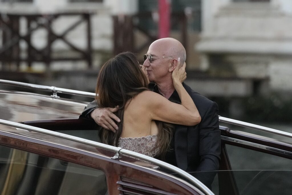 Το love-γιοτ του Τζεφ Μπέζος στην Ίμπιζα – Ο ιδρυτής της Amazon σε διακοπές με τον Λεονάρντο Ντι Κάπριο (Βίντεο)