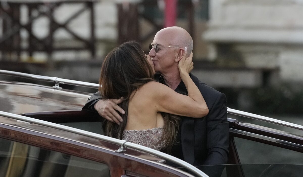 Το love-γιοτ του Τζεφ Μπέζος στην Ίμπιζα – Ο ιδρυτής της Amazon σε διακοπές με τον Λεονάρντο Ντι Κάπριο (Βίντεο)