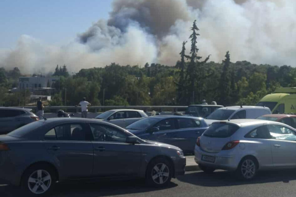 Διακοπή κυκλοφορίας λόγω της φωτιάς στην Παιανία – Οι κυκλοφοριακές ρυθμίσεις