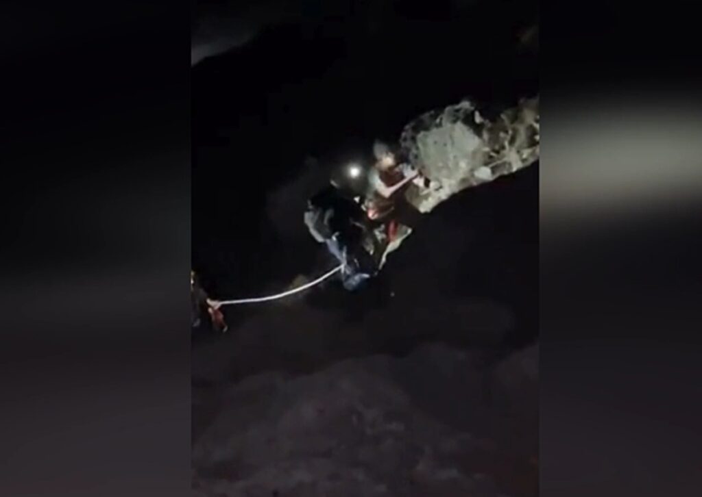 Η ΕΜΑΚ σώζει τραυματία στο Φαράγγι της Σαμαριάς – Καρέ καρέ η επιχείρηση διάσωσης