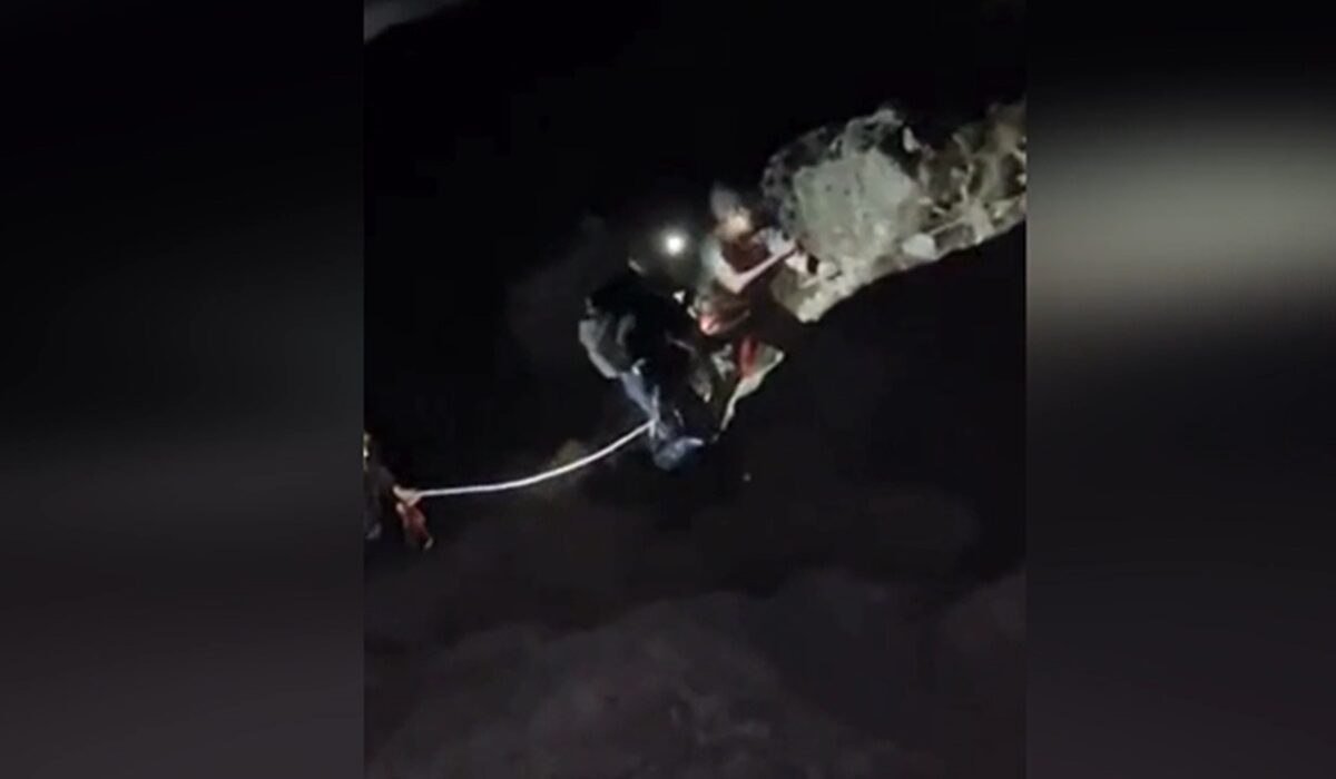 Η ΕΜΑΚ σώζει τραυματία στο Φαράγγι της Σαμαριάς – Καρέ καρέ η επιχείρηση διάσωσης
