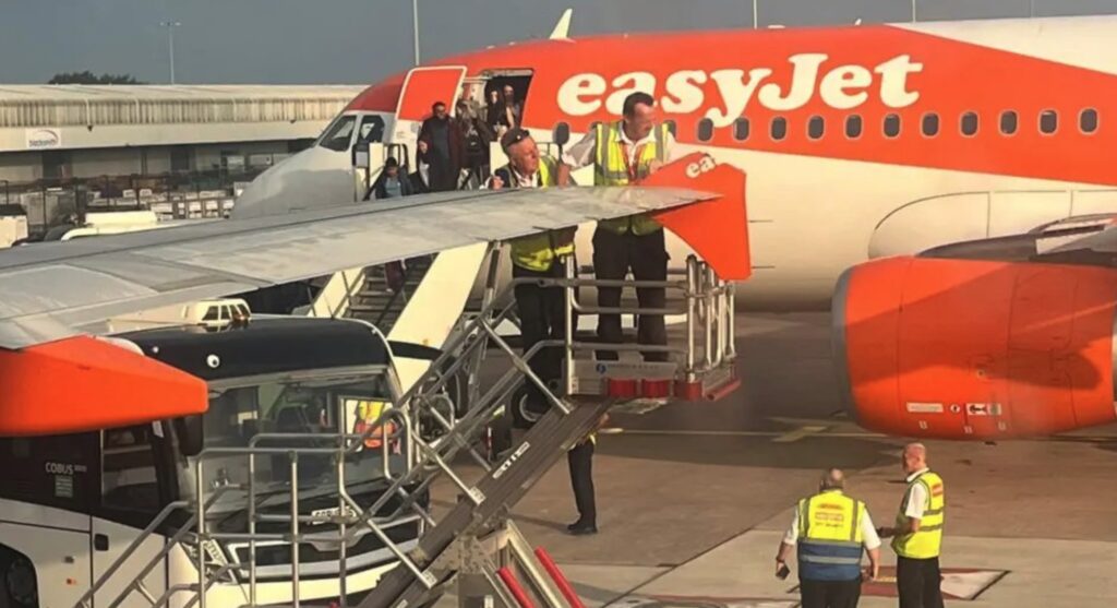 Μάντσεστερ: Φτερό με φτερό βρέθηκαν δύο αεροπλάνα της EasyJet- «Χαμός» στο αεροδρόμιο (βίντεο)
