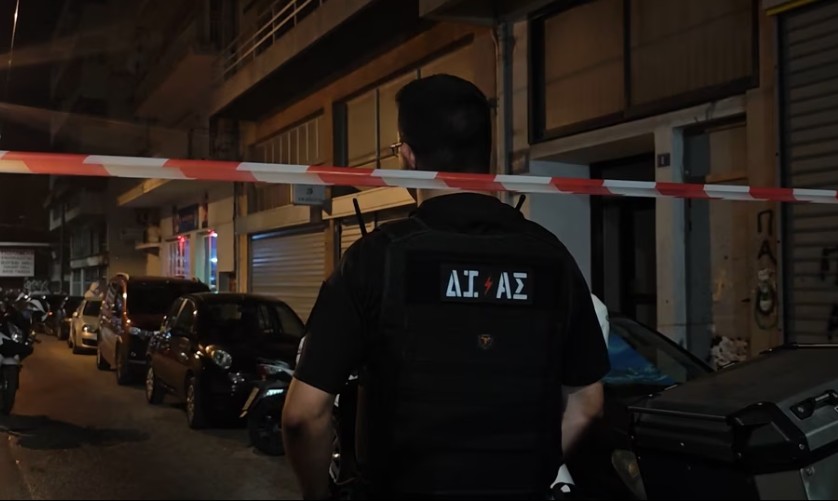 Ισχυρή έκρηξη σε κατάστημα στην πλατεία Αττικής: Δύο τραυματίες (βίντεο)