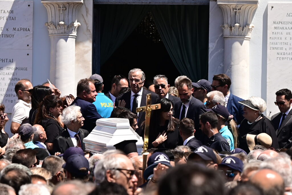 LIVE: Η κηδεία της Λένας Σαμαρά από το Α’ Νεκροταφείο – Βίντεο, εικόνες