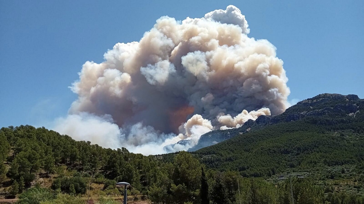 Τεράστια φωτιά στην Ισπανία: Καίγονται θέρετρα στην Ανδαλουσία – Εκκενώνονται ξενοδοχεία, κάμπινγκ