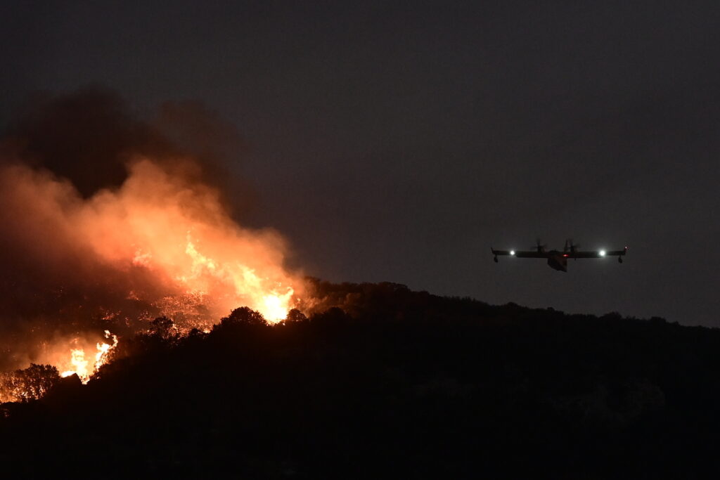 ΦΩΤΙΑ ΚΕΡΑΤΕΑ-ΡΙΨΕΙΣ ΝΕΡΟΥ ΑΠΟ CANADAIR