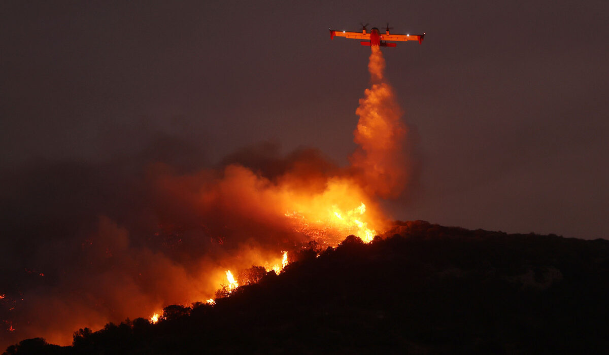 ΦΩΤΙΑ ΚΕΡΑΤΕΑ-ΡΙΨΕΙΣ ΝΕΡΟΥ ΑΠΟ CANADAIR
