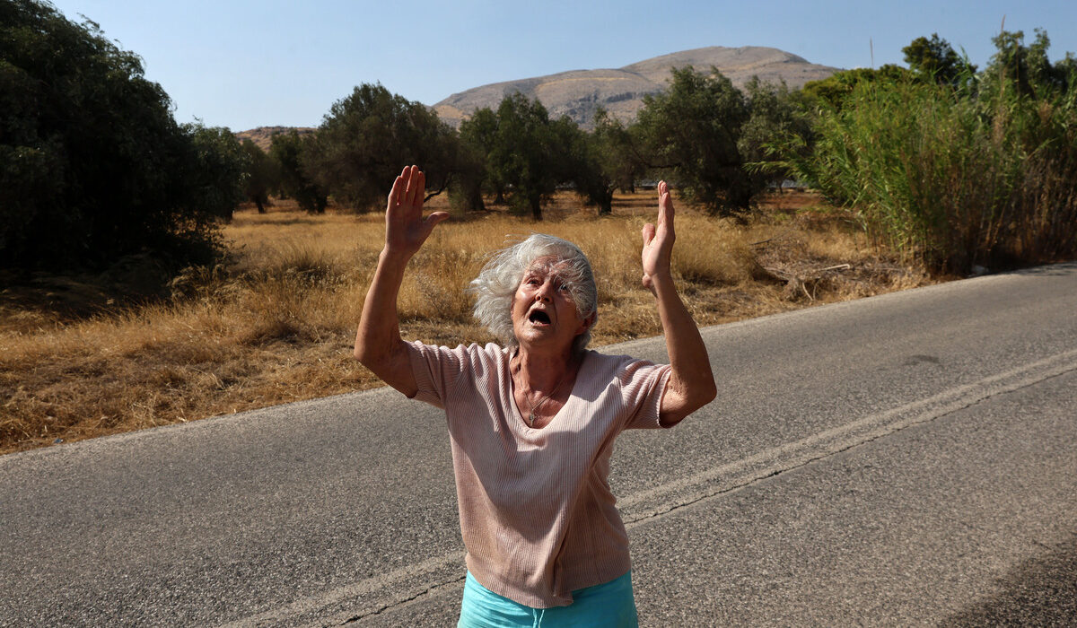 «Πάει το δασάκι μου» – Συγκλονίζει γυναίκα στη θέα της καταστροφής στην Κερατέα (Βίντεο)