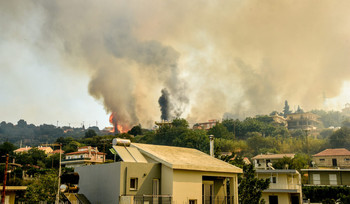 LIVE: Συνεχίζεται η μάχη με τις φωτιές σε Χίο και Πάτρα – Βελτιωμένη η κατάσταση σε Κεφαλονιά, Άρτα, Πρέβεζα
