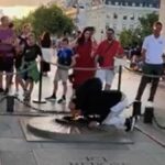 Σάλος στη Γαλλία με άνδρα που άναψε τσιγάρο από τον… βωμό του Άγνωστου Στρατιώτη (βίντεο)